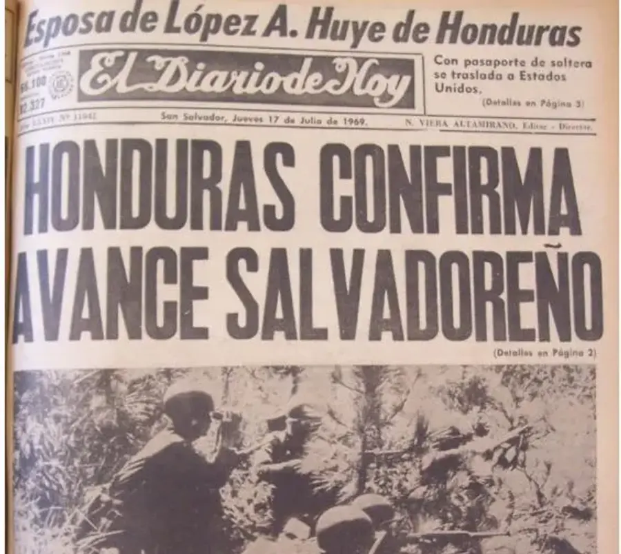 Pagină de ziar din El Salvador, 17 iulie 1969, care titra „El Salvador confirmă avansul în teritoriul salvadorian” „Aduceți macetele, toată lumea pe graniță