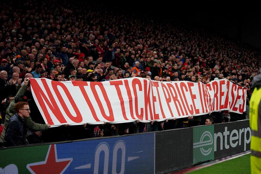 „Nu creșterii prețurilor la bilete”. Banner-ul fanilor cormorani în Liverpool - Atalanta, în sferturile Europa League, 11 aprilie 2024. Foto: Imago UEFA a informat-o pe FCSB » Decizie în premieră pentru Europa League: ce se întâmplă la meciurile de pe teren propriu
