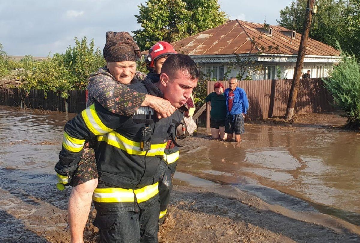Imagini tulburătoare! Localitatea natală a lui Lucian Bute, devastată de ciclonul „Boris” » Un bărbat și o femeie au fost luați de viitură