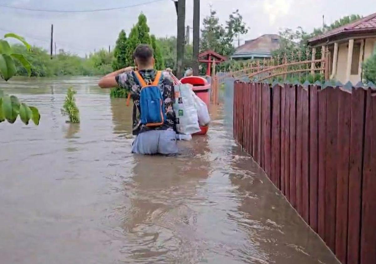 Imagini tulburătoare! Localitatea natală a lui Lucian Bute, devastată de ciclonul „Boris” » Un bărbat și o femeie au fost luați de viitură