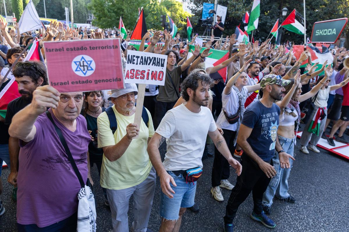 Scene nemaivazute in Turul Spaniei: protestatarii pro-palestinieni au dus la anularea etapei din Madrid