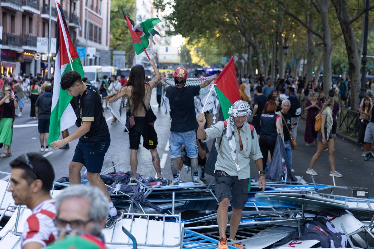 Scene nemaivazute in Turul Spaniei: protestatarii pro-palestinieni au dus la anularea etapei din Madrid