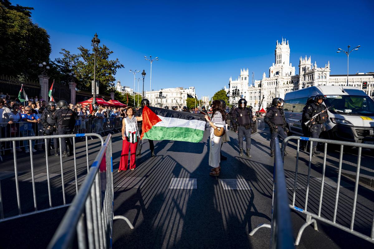 Scene nemaivazute in Turul Spaniei: protestatarii pro-palestinieni au dus la anularea etapei din Madrid