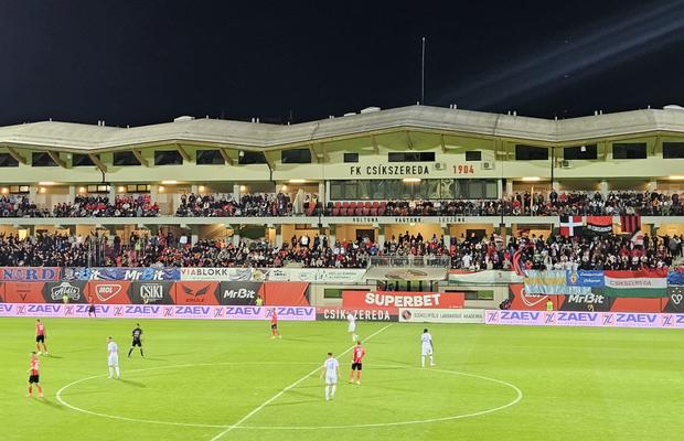 Nu s-a văzut la TV: reacția celor de la Miercurea Ciuc când galeria lui FCSB a început să scandeze „România!, România!”. Momente sensibile la pauză