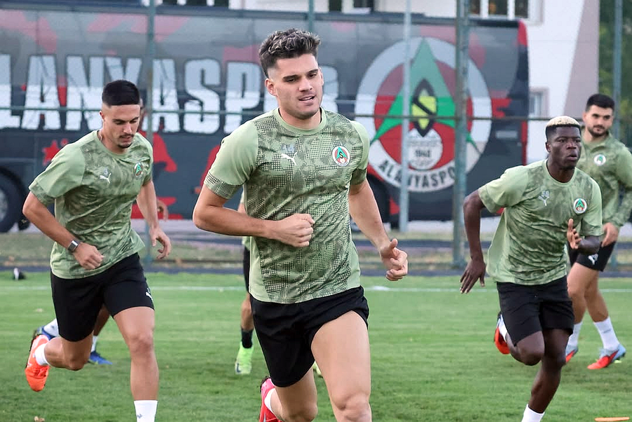 Ianis Hagi, debut la Alanyaspor. Foto: Instagram Antrenorul lui Ianis Hagi a avut un mesaj după debutul românului: „Nu voi accepta niciodată asta”