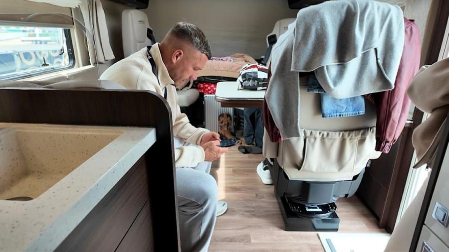 Lukas Podolski în rulota închiriată / Sursa: Bild Campionul mondial a ajuns să doarmă în rulotă! „Mi-am creat o mică oază aici”