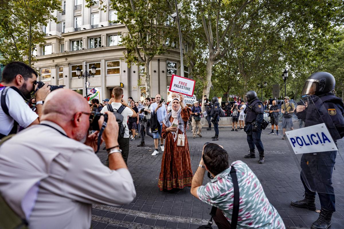 Scene nemaivazute in Turul Spaniei: protestatarii pro-palestinieni au dus la anularea etapei din Madrid