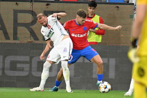 Silviu Balaure (stânga), în meciul cu FCSB. Foto: Imago Images