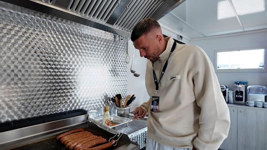 Lukas Podolski prăjește cârnați pe grătar / Foto: Bild Campionul mondial a ajuns să doarmă în rulotă! „Mi-am creat o mică oază aici”