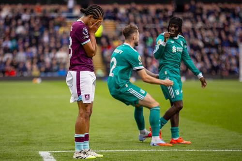 Hannibal, mijlocașul lui Burnley, a comis hențul care a salvat-o pe Liverpool/ foto Imago Images