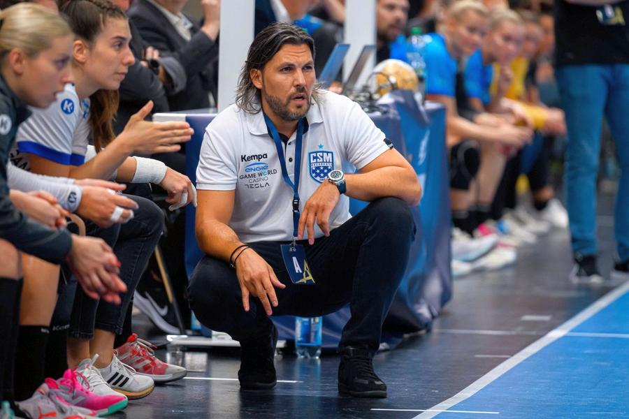 Adrian Vasile, antrenorul lui CSM București / foto Imago Images Adrian Vasile își cere banii de la CSM București! Clubul îi este „dator” cu zeci de mii de euro