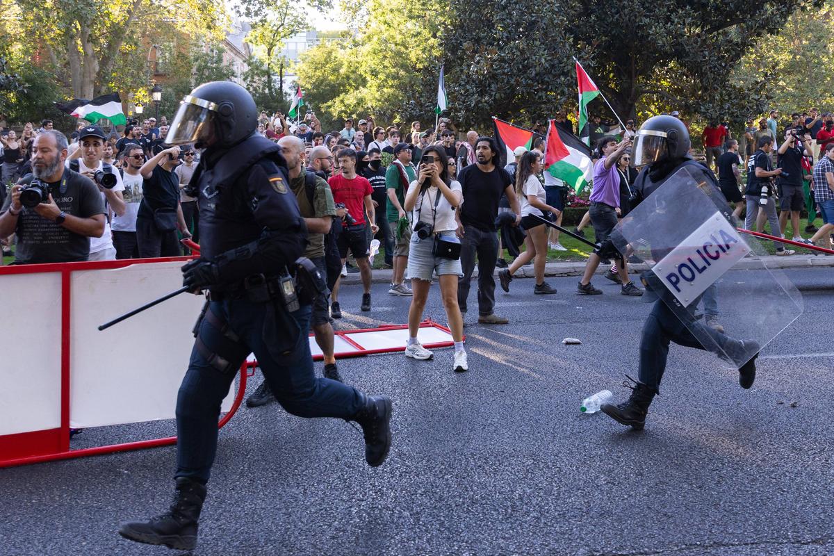 Scene nemaivazute in Turul Spaniei: protestatarii pro-palestinieni au dus la anularea etapei din Madrid