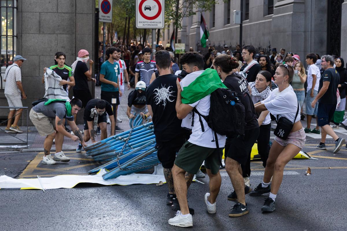 Scene nemaivazute in Turul Spaniei: protestatarii pro-palestinieni au dus la anularea etapei din Madrid