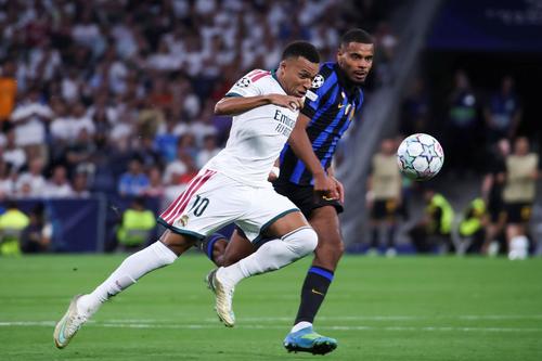 Andy Diouf (în duel cu Kylian Mbappe) s-a remarcat și pe „Bernabeu” la debutul în Champions League, Real Madrid - Inter 2-1 / Foto: Imago
