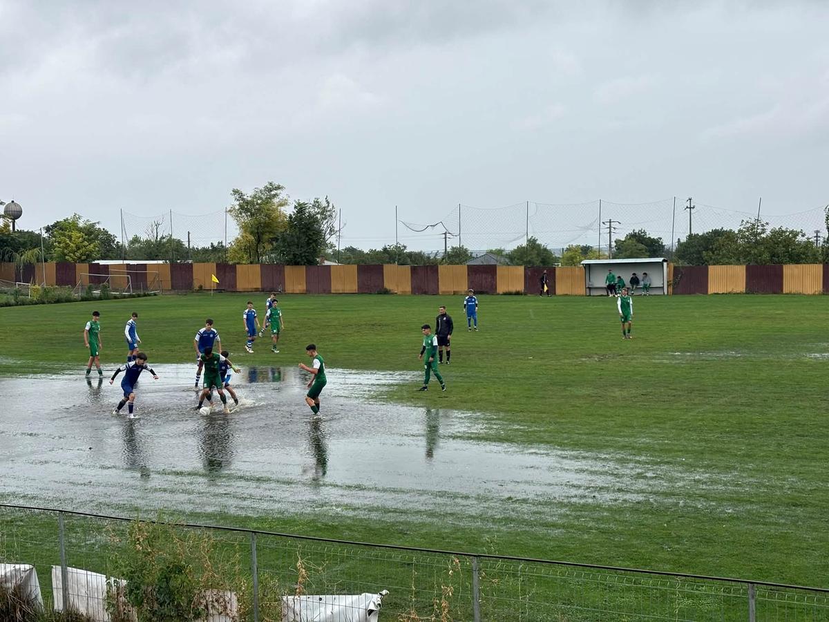 Teren impracticabil la meciurile din Campionatele Naționale U19 și U17 dintre ACS Campionii Galați și Viitorul Onești // foto: facebook @ACS Campionii Galati Academy of Champions