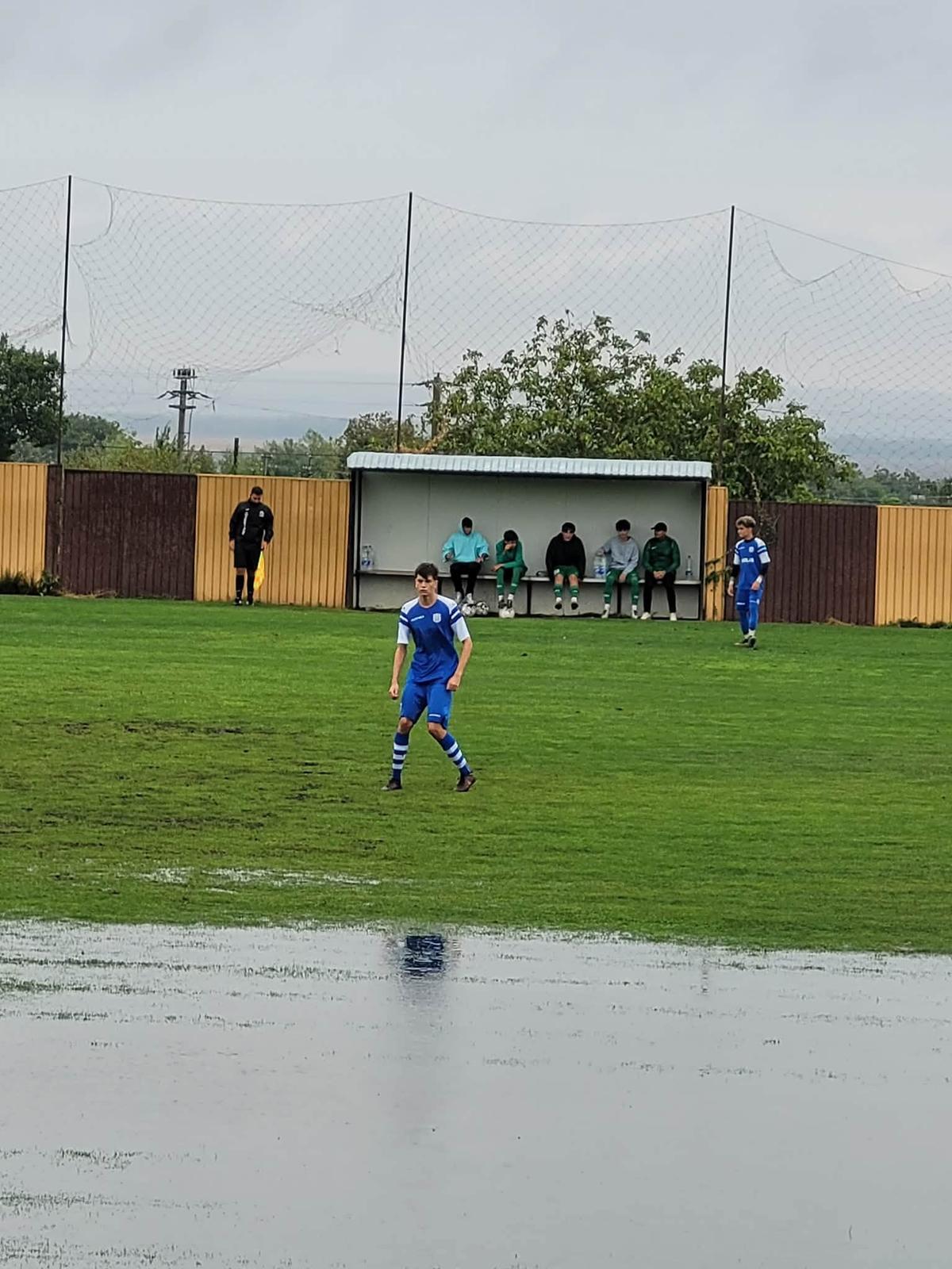 Fotbal-polo în Campionatul Național » Arbitrul a considerat că meciul se poate juca, imaginile arată altceva