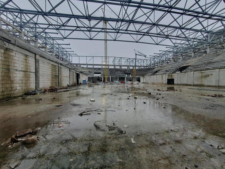 Așa arăta interiorul Polivalentei din Constanța în martie 2025, când era în perioada de abandon a șantierului. Foto: Justin Gafiuc (GSP) Se naște greu și scump! Polivalenta din România la care se lucrează de 10 ani, iar costurile s-au dublat + Cum arată acum șantierul de 35 milioane de euro