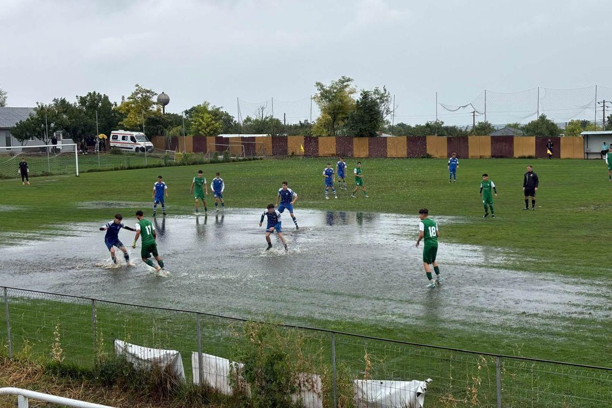 Fotbal-polo în Campionatul Național » Arbitrul a considerat că meciul se poate juca, imaginile arată altceva