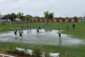 Tinerii fotbaliști „au înotat” pe teren în Campionatul Național » Arbitrul a considerat că se poate juca în aceste condiții