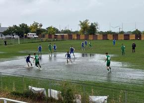 Tinerii fotbaliști „au înotat” pe teren în Campionatul Național » Arbitrul a considerat că se poate juca în aceste condiții