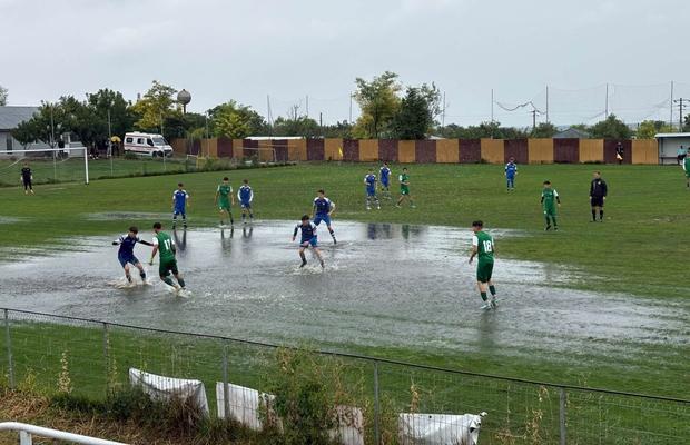 Fotbal-polo în Campionatul Național » Arbitrul a considerat că meciul se poate juca, imaginile arată altceva