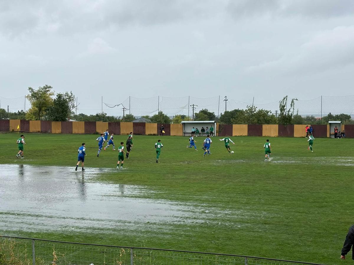 Fotbal-polo în Campionatul Național » Arbitrul a considerat că meciul se poate juca, imaginile arată altceva
