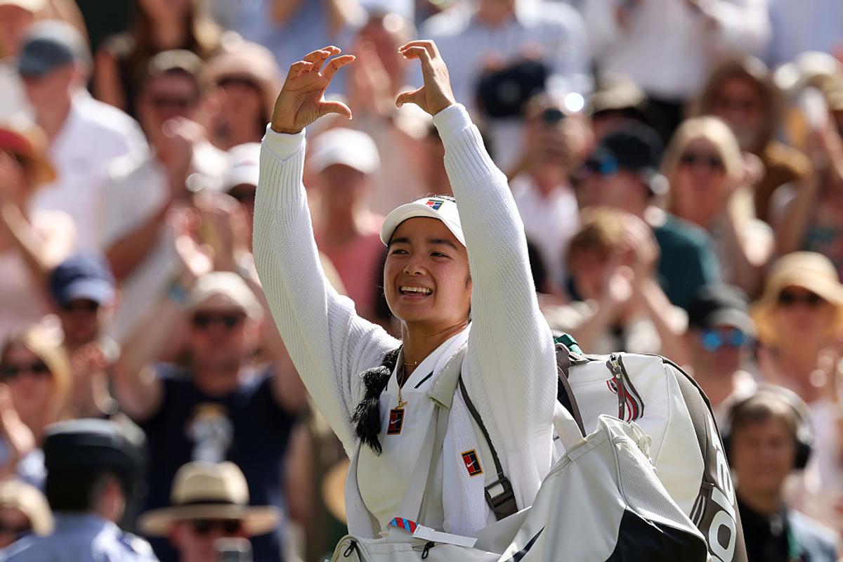 După US Open, noua senzație a tenisului feminin a defilat în trei ținute diferite la Săptămâna Modei de la New York
