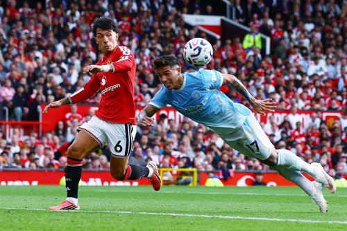 Aflat în ofsaid, Enzo Fernandez plonjează în direcția balonului care va ajunge la Erling Haaland și acesta va marca unicul gol în Manchester United - Manchester City 0-1 / Foto: Imago