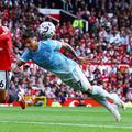 Aflat în ofsaid, Enzo Fernandez plonjează în direcția balonului care va ajunge la Erling Haaland și acesta va marca unicul gol în Manchester United - Manchester City 0-1 / Foto: Imago