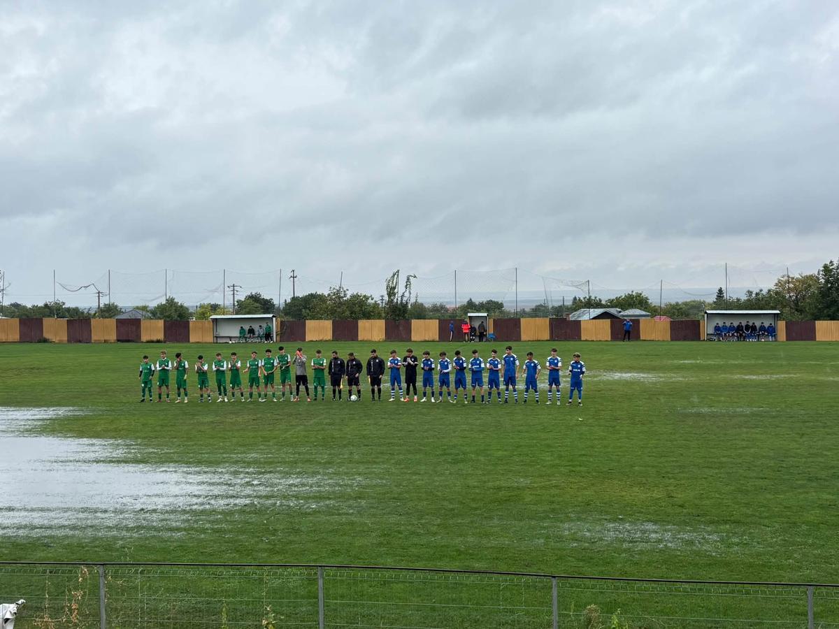 Teren impracticabil la meciurile din Campionatele Naționale U19 și U17 dintre ACS Campionii Galați și Viitorul Onești // foto: facebook @ACS Campionii Galati Academy of Champions
