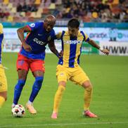 Arnold Garita și Sergiu Hanca, în FCSB - Petrolul // foto: Ionuț Iordache