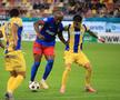 Arnold Garita și Sergiu Hanca, în FCSB - Petrolul // foto: Ionuț Iordache