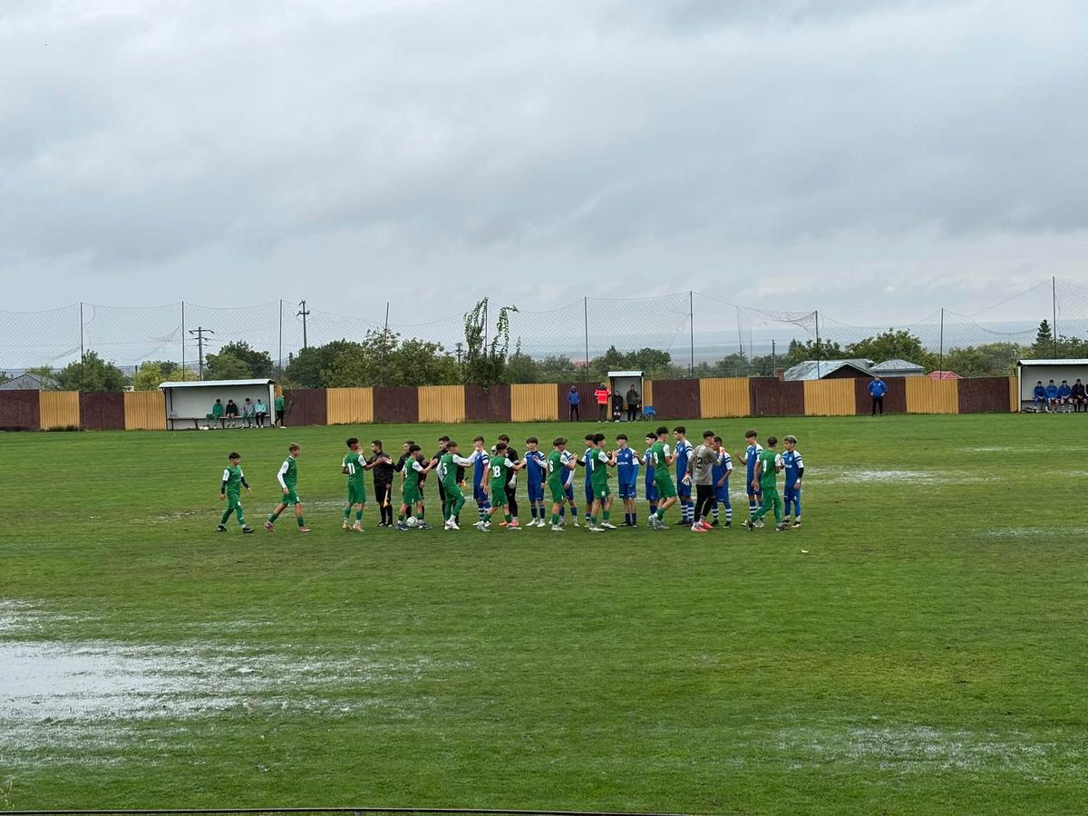 Teren impracticabil la meciurile din Campionatele Naționale U19 și U17 dintre ACS Campionii Galați și Viitorul Onești // foto: facebook @ACS Campionii Galati Academy of Champions