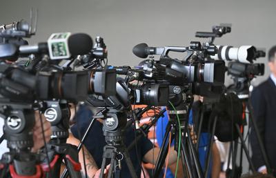 APS avertizează: acreditarea nu trebuie să devină un instrument de presiune asupra jurnaliștilor! Exemplele negative Dinamo, Miercurea Ciuc și Rapid