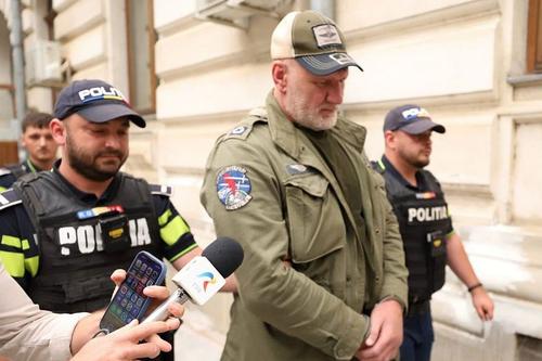Tolea Ciumac, condus spre secția de Poliție / foto: Dumitu Angelescu, libertatea.ro