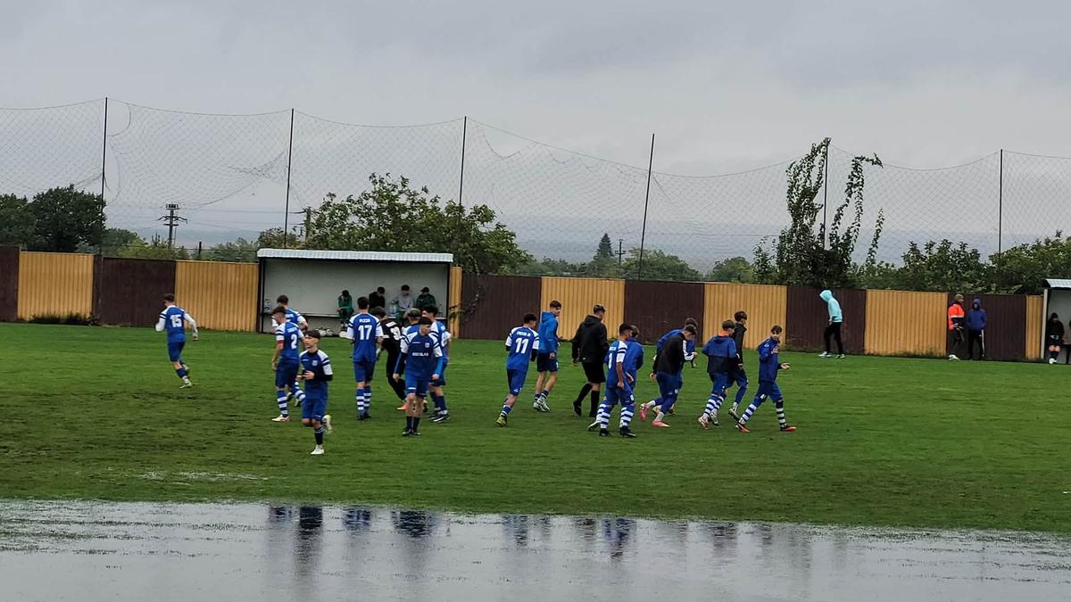 Fotbal-polo în Campionatul Național » Arbitrul a considerat că meciul se poate juca, imaginile arată altceva