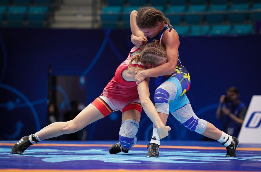 Alina Vuc (dreapta), nu a putut trece în finală de Maria Stadnik // FOTO: Hepta Mondiale fără aur » Performanțele sportivilor români la campionatele lumii în probe olimpice