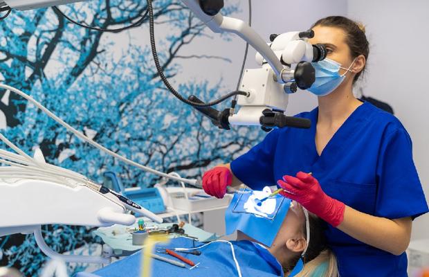 Clinica dentară Plaza Dent oferă tratamente stomatologice cu ajutorul echipamentelor de ultimă generație