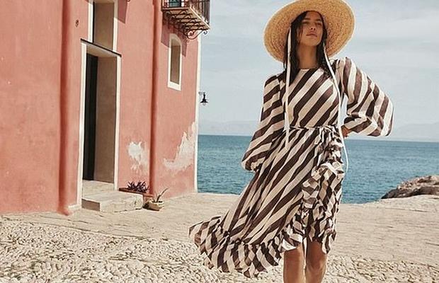 FOTO Irina Shayk s-a întors în Italia: ședință foto electrizantă pe coasta Siciliei