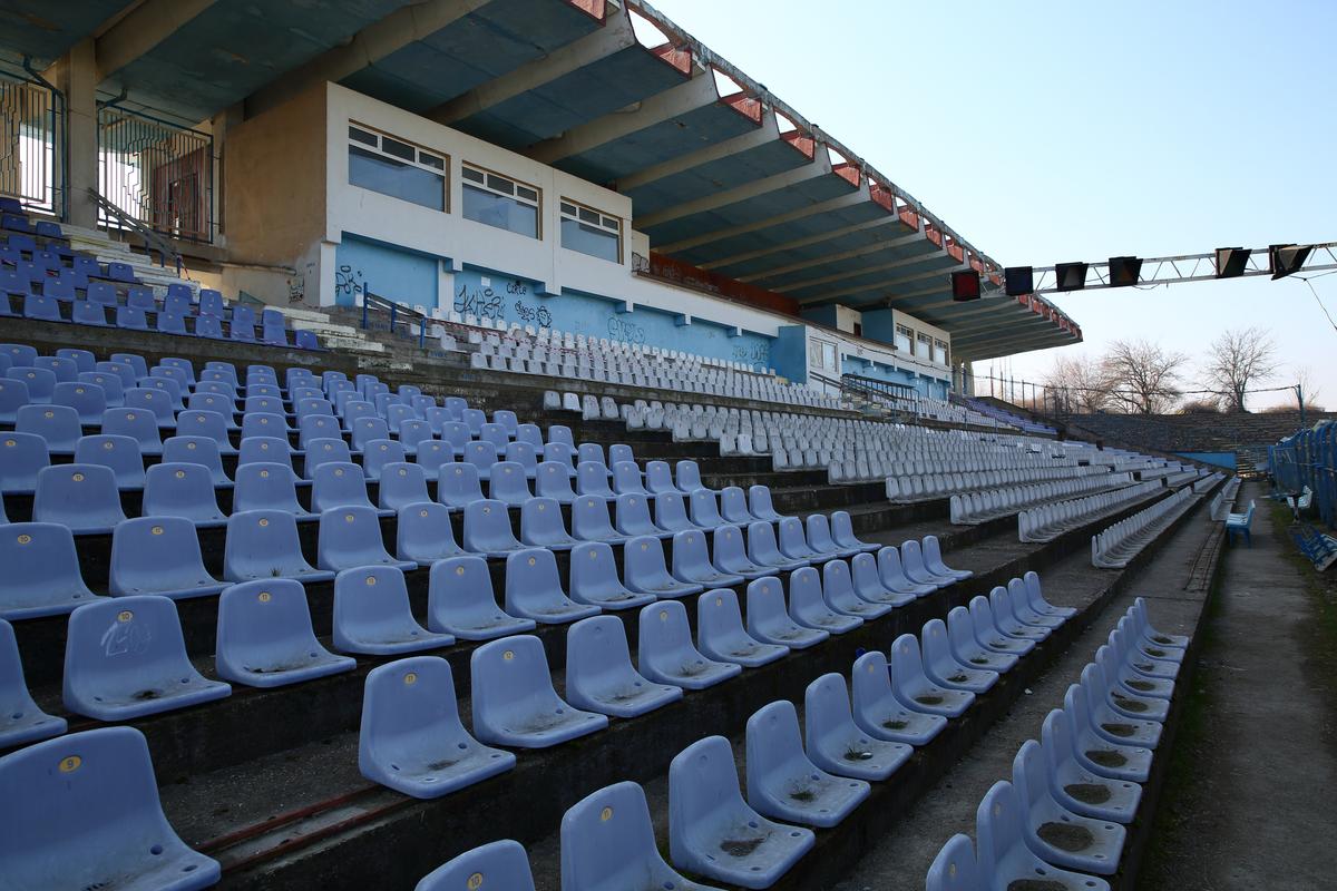 „Uriașul” de peste 20.000 de locuri a ajuns o ruină » Stadionul pe care Dacia Unirea Brăila joacă în Liga 2 mai e bun doar pentru fier vechi