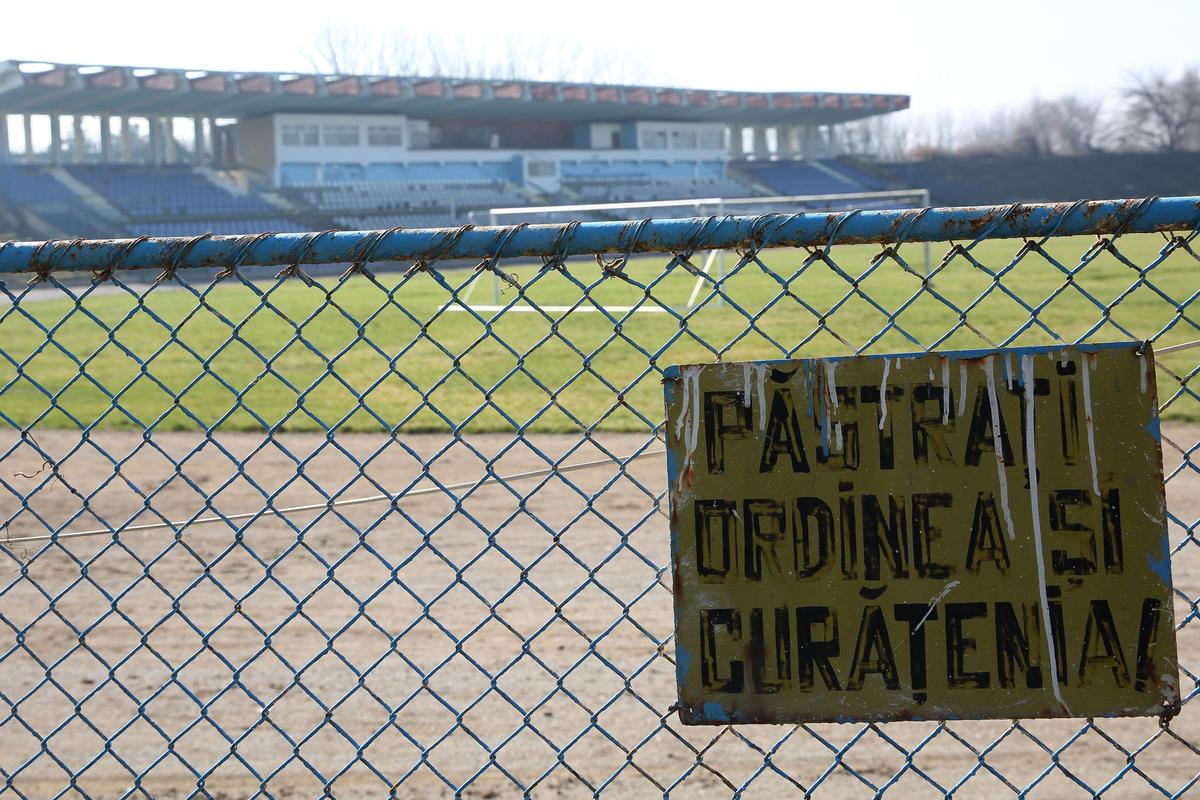 „Uriașul” de peste 20.000 de locuri a ajuns o ruină » Stadionul pe care Dacia Unirea Brăila joacă în Liga 2 mai e bun doar pentru fier vechi
