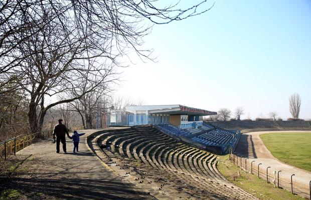 „Uriașul” de peste 20.000 de locuri a ajuns o ruină » Stadionul pe care Dacia Unirea Brăila joacă în Liga 2 mai e bun doar pentru fier vechi