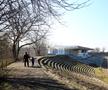 Bunic și nepot,
pe marginea
unei ruine