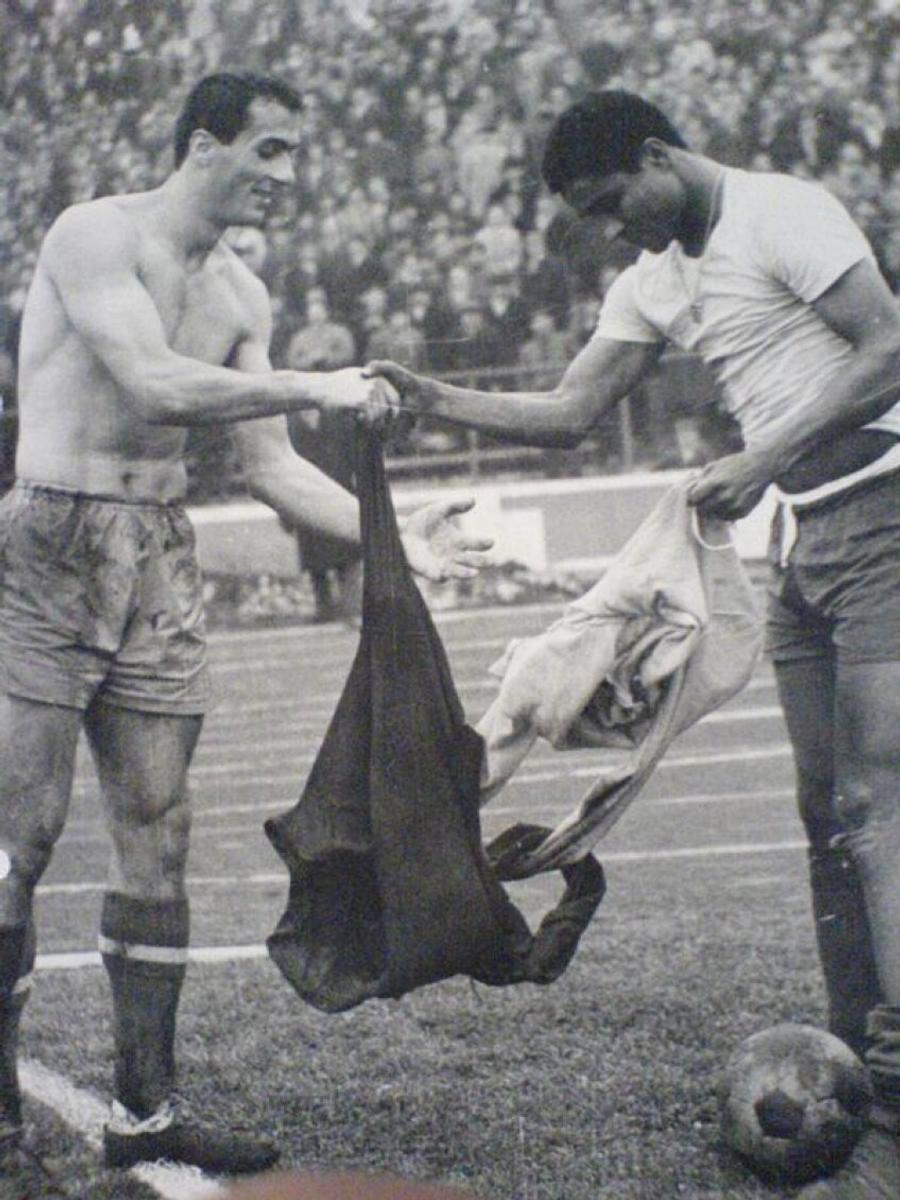 Dan Coe și Eusebio, la finalul meciului România - Portugalia, din 1969 Rapid, club oprimat sau favorizat de sistem? » Episodul 2: Favoriții lui Dej și Apostol, apoi dușmanii Partidului! Cum erau șantajați + mutarea în Ghencea