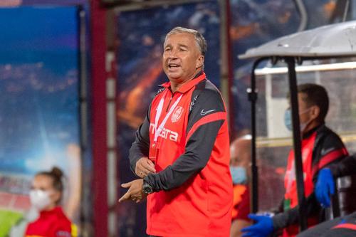 Dan Petrescu, 53 de ani, antrenorul lui CFR Cluj, are în sfârșit tot lotul la dispoziție.