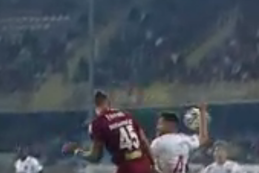 Nici cu VAR nu se vede! Cea mai încinsă fază din Hermannstadt - Rapid: a fost sau nu penalty?
