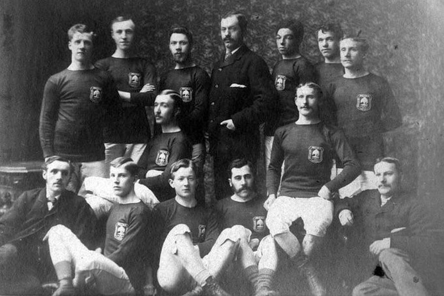 Watson (rândul de sus, al treilea de la dreapta la stânga), în echipa celor din Glasgow, 1880 Dacă-l scoți pe Watson, ce crezi că mai rămâne?