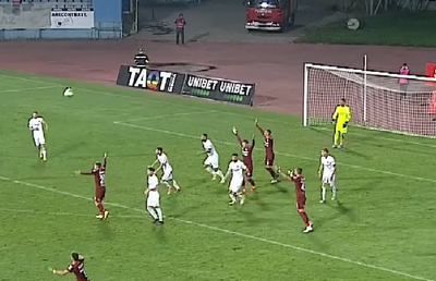 Nici cu VAR nu se vede! Cea mai încinsă fază din Hermannstadt - Rapid: a fost sau nu penalty?