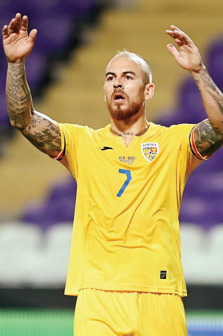 Denis Alibec s-a întors, cum altfel?, la vechile obiceiuri. Dă din mâini spre arbitri, reproșează mereu ceva coechipierilor FOTO sportpictures.eu Nici acum?
