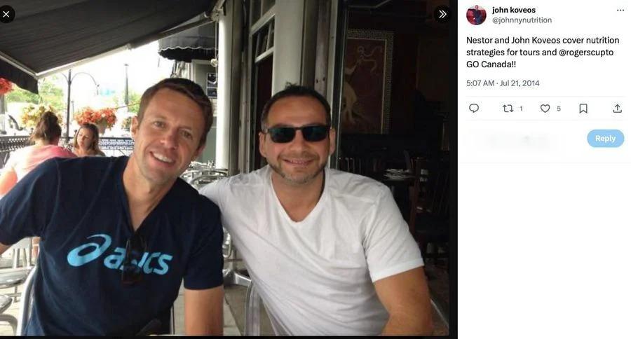 John Koveos (dreapta) alături de ambasadorul firmei sale, fostul tenisman Daniel Nestor, campion olimpic în 2000 și de 8 ori câștigător de Mare Șlem la dublu „De ce taci, Simona Halep?”. Avocații jucătoarei refuză să divulge tribunalul unde spun că au dat în judecată firma canadiană care a produs „suplimentul contaminat”